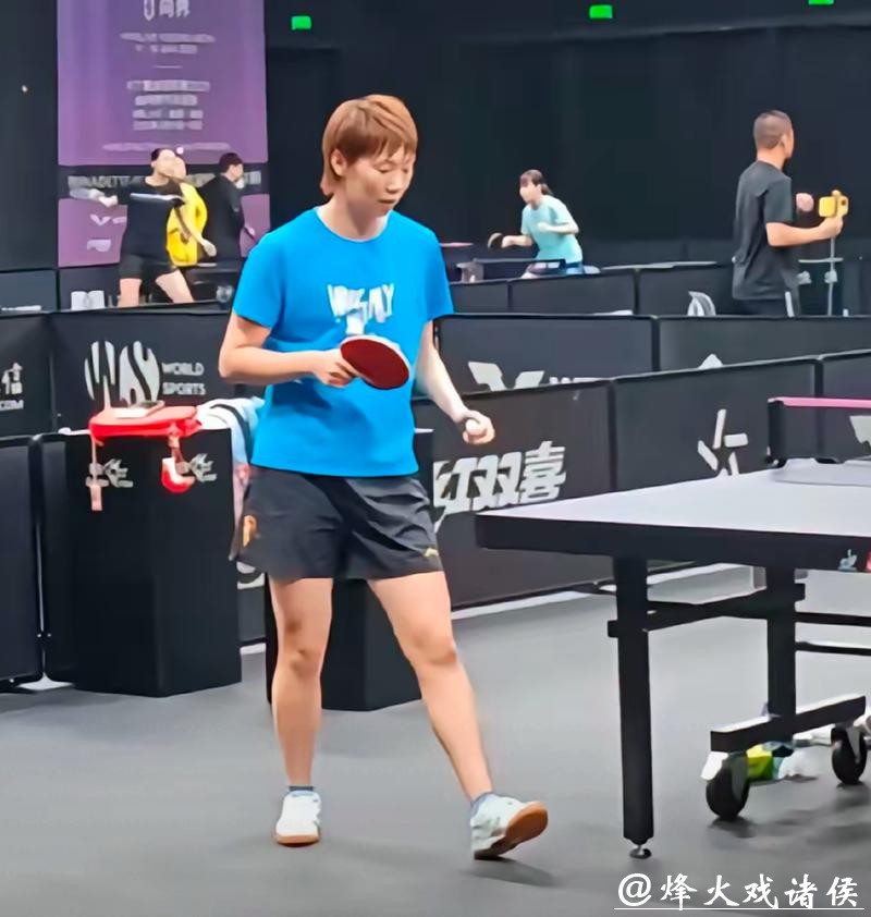 王曼昱深夜外出画面引热议,陪同男子身份揭晓,关系亲切有爱 王曼昱深夜外出画面引热议,陪同男子身份揭晓,关系亲切有爱