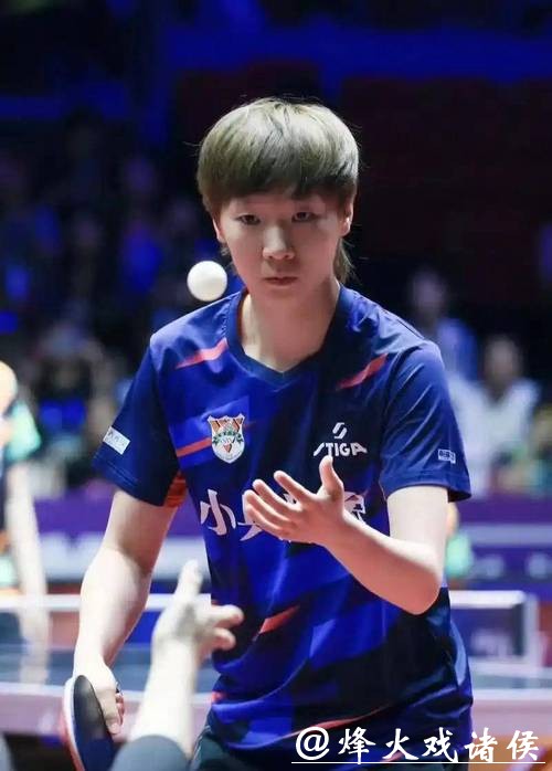 王曼昱深夜外出画面引热议,陪同男子身份揭晓,关系亲切有爱 王曼昱深夜外出画面引热议,陪同男子身份揭晓,关系亲切有爱