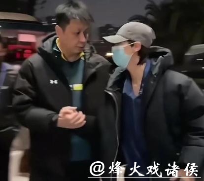 王曼昱深夜外出画面引热议,陪同男子身份揭晓,关系亲切有爱 王曼昱深夜外出画面引热议,陪同男子身份揭晓,关系亲切有爱
