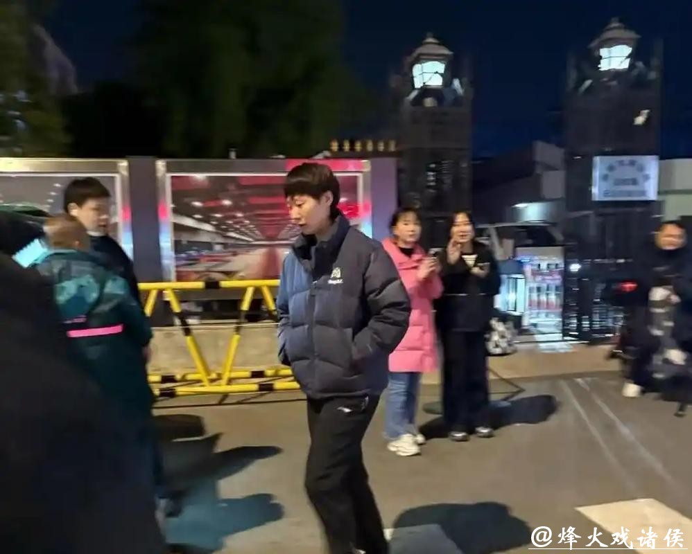 王曼昱深夜外出画面引热议,陪同男子身份揭晓,关系亲切有爱 王曼昱深夜外出画面引热议,陪同男子身份揭晓,关系亲切有爱