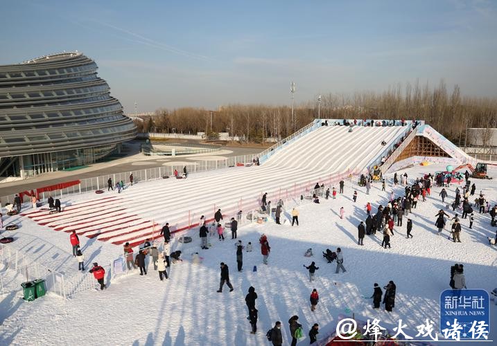 中国最大公益性冰雪艺术园区开园迎客 中国最大公益性冰雪艺术园区开园迎客